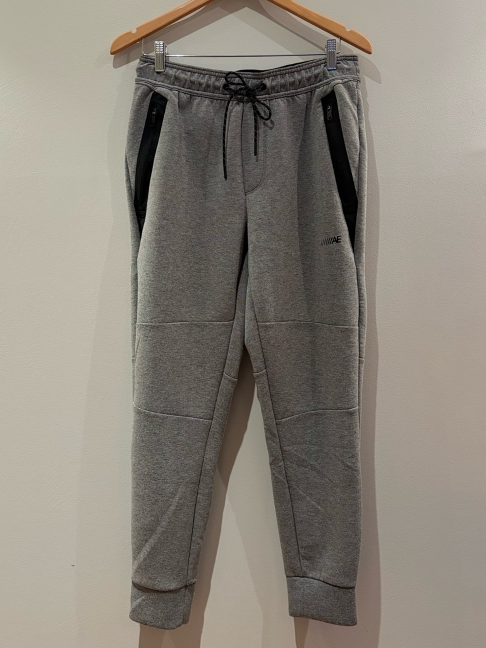 Men’s American Eagle Gray Jogger Sweatpants with Black Zip Pockets